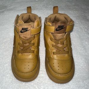 8c Nike shoes- beige
